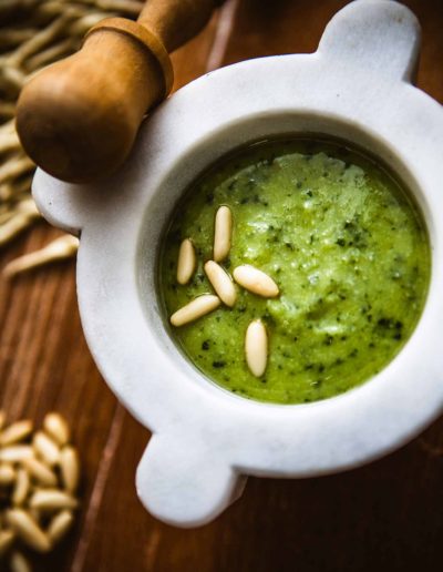 Pesto alla Genovese con pinoli nel tipico mortaio ligure