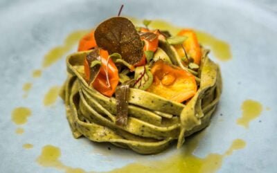 Fattuccine al Basilico con Olio Extra Vergine di Oliva e Pomodorino giallo semi-dry, foglia di cappero