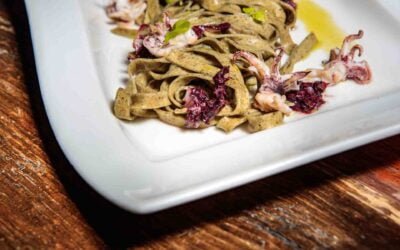 Fettuccine alle Ortiche, con salsiccia, radicchio e calamaro spillo