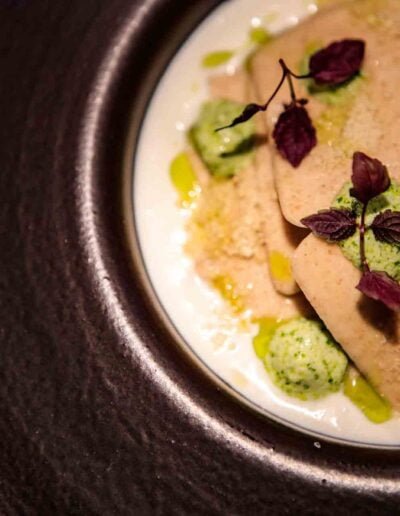 Mandilli de Vaze con fonduta di pecorino polvere di anacardi e spuma di basilico