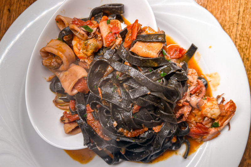 Piatto di Fettuccine al Nero di Seppia del Pastificio Fiorini, con sugo di Mare del Ristorante Mosé di Celle Ligure