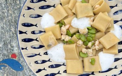 Calamarata con fave, gamberi, bisque e spuma di latte di cocco