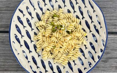 Fusilli trafilati al bronzo con triglie, piselli e crumble di focaccia