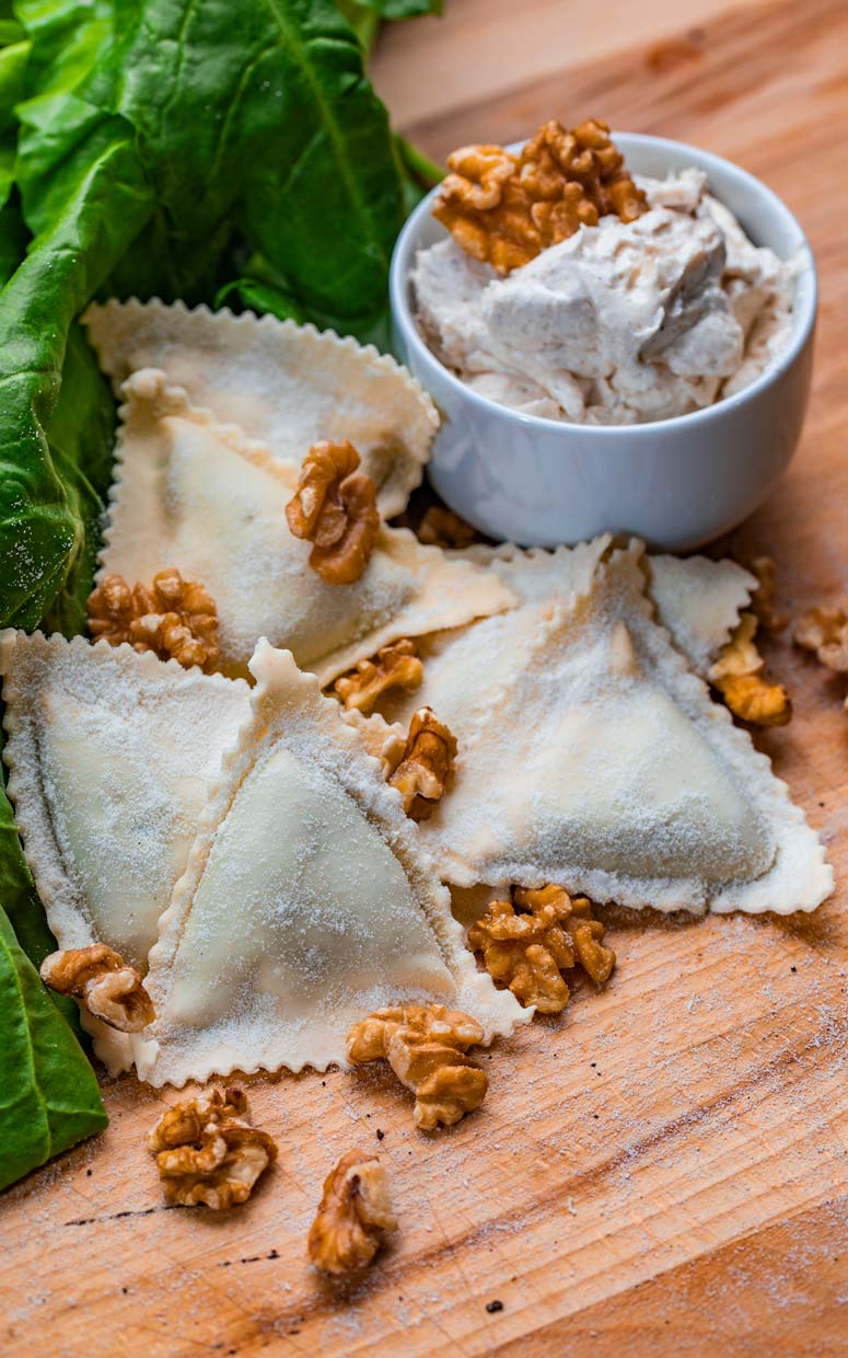 pansotti-liguri-con-salsa-di-noci-artigianali tradizionali pansotti liguri con la salsa di noci